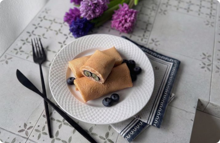 Творожные блины с топленым творогом и голубикой